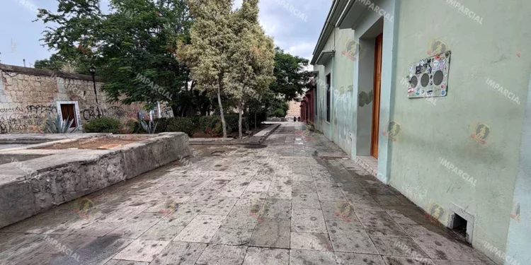 Foto: Adrián Gaytán // La plazuela del Carmen Alto quedó libre de una parte de ambulantes.