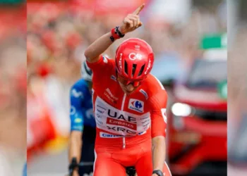 Pogacar domina la Vuelta a España 2026: gana la Etapa 6 tras un susto y consolida el liderato