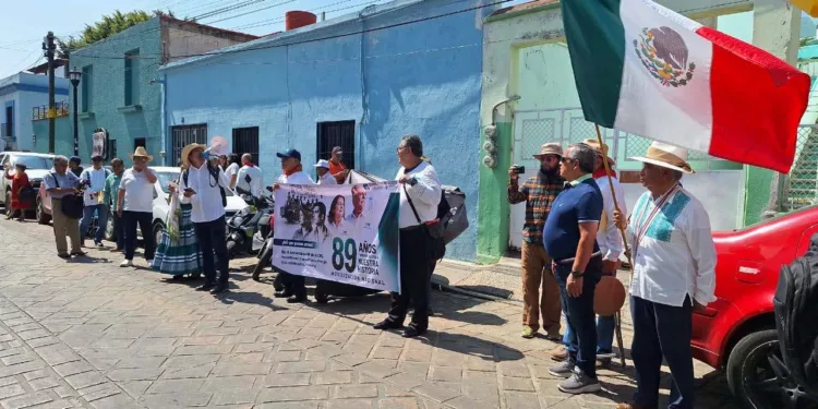 Foto: redes sociales // Protesta de jubilados de la CFE durante la calenda por celebración de 89 años de la CFE.