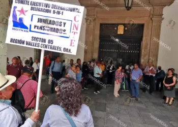 Foto: Adrián Gaytán // Protesta de jubilados en Palacio de Gobierno. Exigen pago de bono.