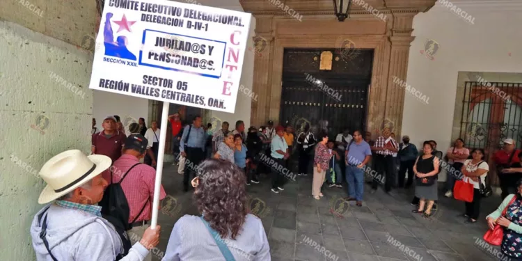 Foto: Adrián Gaytán // Protesta de jubilados en Palacio de Gobierno. Exigen pago de bono.