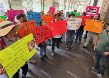 Foto: Adrián Gaytán // Protesta de trabajadores de la UTVCO antes de levantar su paro de labores.