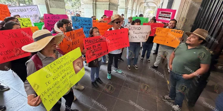 Foto: Adrián Gaytán // Protesta de trabajadores de la UTVCO antes de levantar su paro de labores.