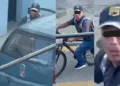 VIDEO | ¡Lo cacharon con las manos en el auto! Presunta ‘rata’ huye en bicicleta tras ser descubierto en Oaxaca