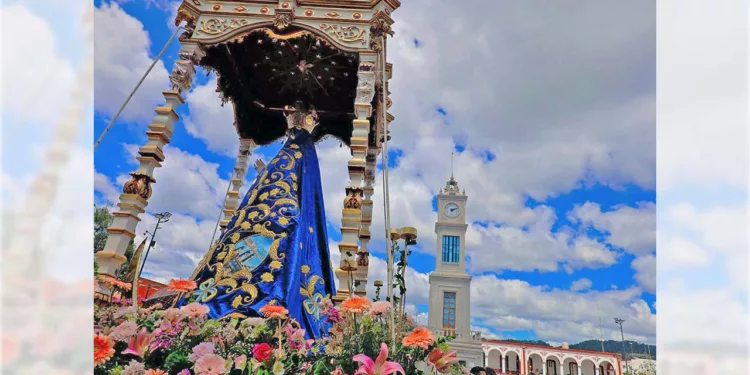 Foto: Marisyta G. Luna // Recorrido de la Virgen de la Asunción por las calles de Tlaxiaco.