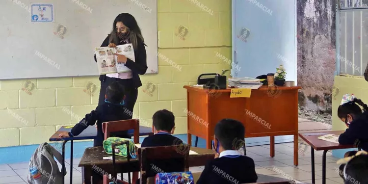 Foto: Archivo El Imparcial – ilustrativa // El magisterio oaxaqueño advirtió sobre movilizaciones ante posibles los cortes de suministro de energía eléctrica en escuelas.