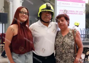 Foto: Adrián Gaytán // Renato Díaz y familia celebraron ayer el Día del Bombero en Palacio de Gobierno.