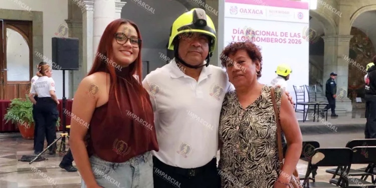 Foto: Adrián Gaytán // Renato Díaz y familia celebraron ayer el Día del Bombero en Palacio de Gobierno.