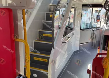 Foto: Adrián Gaytán // La escalera de ascenso del BiniBus de dos pisos.