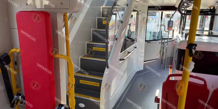 Foto: Adrián Gaytán // La escalera de ascenso del BiniBus de dos pisos.