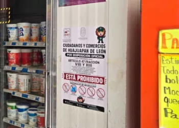 Se colocan carteles para recordar a comerciantes y consumidores que no deben solicitar, aceptar ni utilizar estos materiales.
