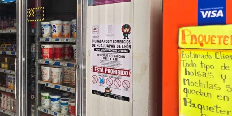 Se colocan carteles para recordar a comerciantes y consumidores que no deben solicitar, aceptar ni utilizar estos materiales.