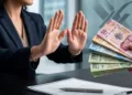 ¿Por qué las mujeres pagan menos sobornos en México? Revelan la razón