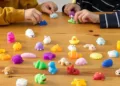 ¡Cuidado! El peligro oculto de los ‘squishies’ que está mandando a niños al hospital