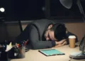 Riesgos del trabajo nocturno: Cómo afecta la salud física y mental el turno de noche