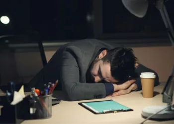 Riesgos del trabajo nocturno: Cómo afecta la salud física y mental el turno de noche