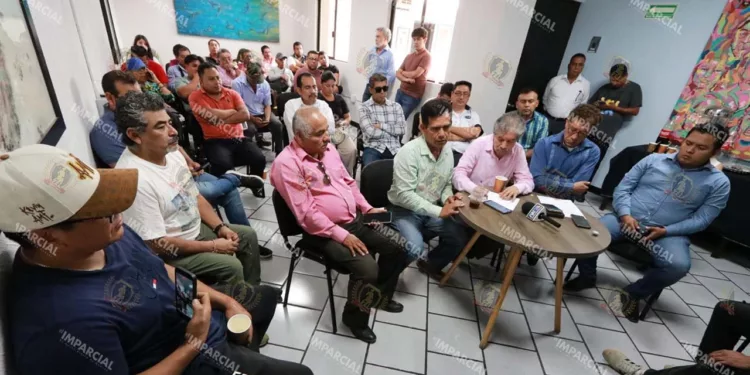 Foto: Adrián Gaytán // Transportistas denuncian incumplimiento de acuerdos por parte de la SICT y el gobierno de Oaxaca.