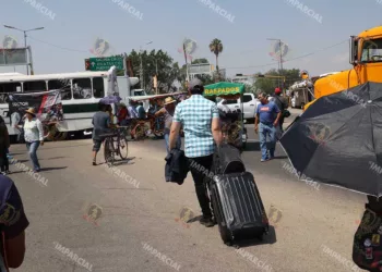 Foto: Archivo El Imparcial // Turistas han debido lidiar con la Sección 22 para acceder o salir del aeropuerto de Xoxocotlán.