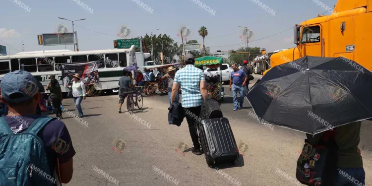 Foto: Archivo El Imparcial // Turistas han debido lidiar con la Sección 22 para acceder o salir del aeropuerto de Xoxocotlán.