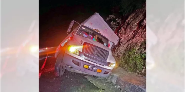 Foto: redes sociales // Un operador de tráiler logró frustrar un presunto intento de asalto la noche del miércoles sobre la supercarretera Cuacnopalan-Oaxaca.
