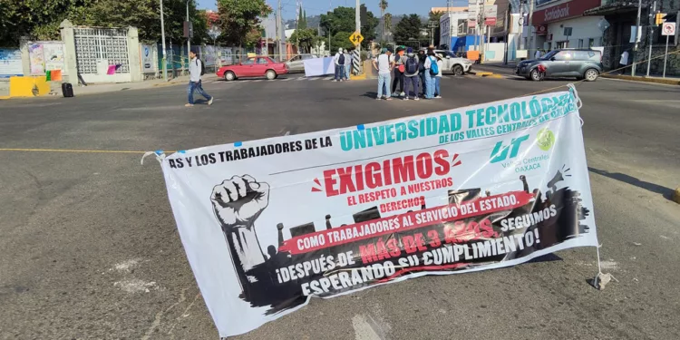 Bloquea UTVCO crucero de estadio de béisbol; policía estatal los repliega