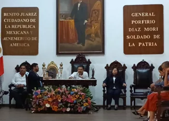 Regidor renuncia a comisión y exhibe irregularidades en centro comercial Parque Oaxaca; acusa a edil de usar IA