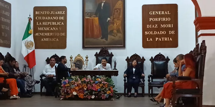 Regidor renuncia a comisión y exhibe irregularidades en centro comercial Parque Oaxaca; acusa a edil de usar IA