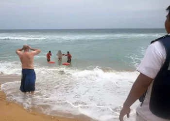 Marina rescata a turista en riesgo de ahogamiento en Playa Zipolite