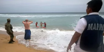 Marina rescata a turista en riesgo de ahogamiento en Playa Zipolite