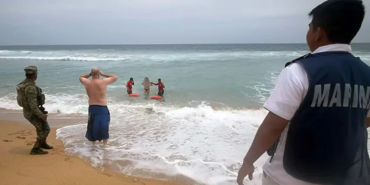 Marina rescata a turista en riesgo de ahogamiento en Playa Zipolite