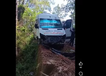 VIDEO | Urban de líneas unidas sufre fuerte accidente en la 175; hay varios heridos