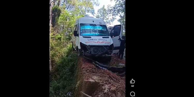 VIDEO | Urban de líneas unidas sufre fuerte accidente en la 175; hay varios heridos