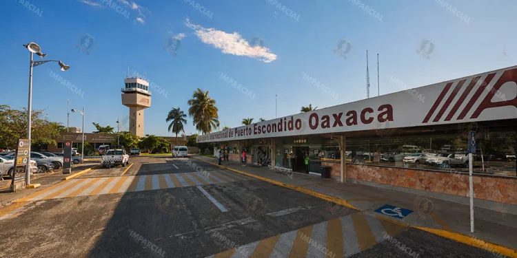 Usan al aeropuerto de Puerto Escondido como terminal camionera