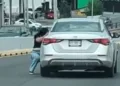 VIDEO | Intentó reclamar un choque y terminó arrastrada por un automóvil en Monterrey