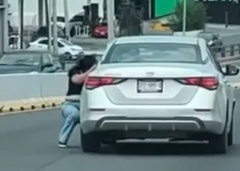 VIDEO | Intentó reclamar un choque y terminó arrastrada por un automóvil en Monterrey