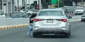 VIDEO | Intentó reclamar un choque y terminó arrastrada por un automóvil en Monterrey
