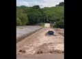 VIDEO  ¡El río se los llevó! Tres adultos mayores quedan atrapados tras intentar cruzar el Ameca