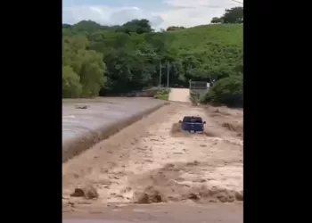 VIDEO  ¡El río se los llevó! Tres adultos mayores quedan atrapados tras intentar cruzar el Ameca
