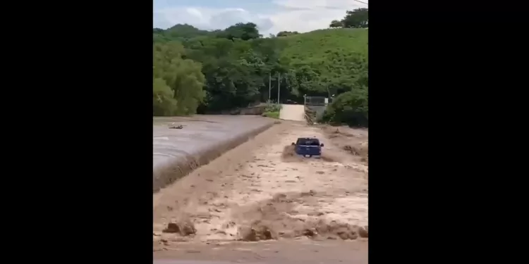 VIDEO  ¡El río se los llevó! Tres adultos mayores quedan atrapados tras intentar cruzar el Ameca