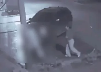VIDEO | Infidelidad termina en sangre: joven mata a puñaladas a hombre de 73 años en plena calle