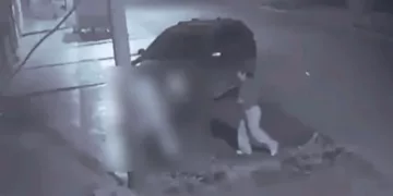 VIDEO | Infidelidad termina en sangre: joven mata a puñaladas a hombre de 73 años en plena calle