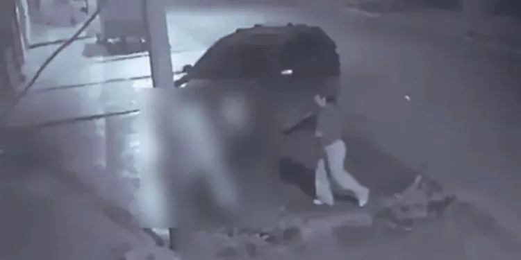 VIDEO | Infidelidad termina en sangre: joven mata a puñaladas a hombre de 73 años en plena calle