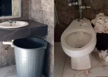 Expusieron las condiciones en que se encuentran los sanitarios de la caseta de cobro de la plaza de Tehuacán.