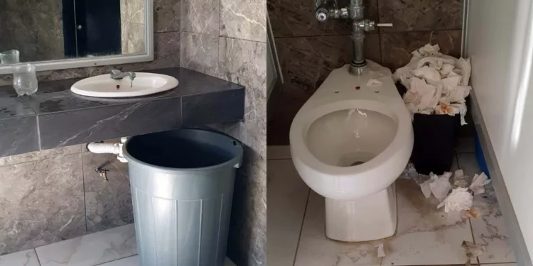 Expusieron las condiciones en que se encuentran los sanitarios de la caseta de cobro de la plaza de Tehuacán.