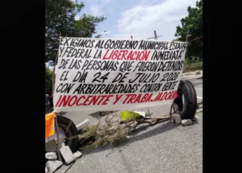 Bloqueo por segundo día paraliza la Juchitán-Tehuantepec; exigen liberar a dos detenidos