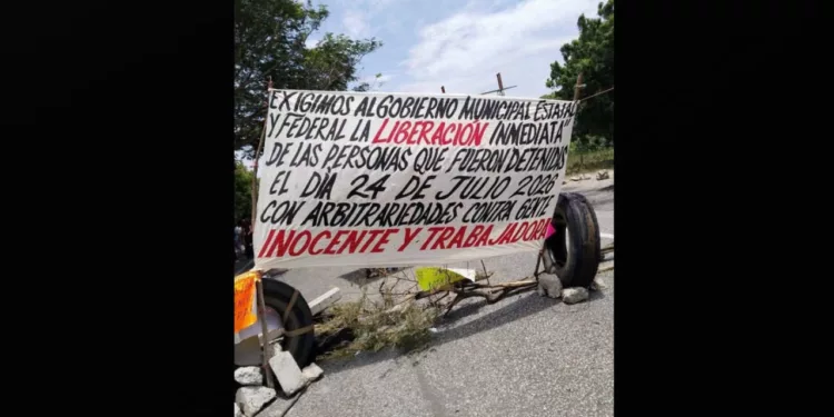 Bloqueo por segundo día paraliza la Juchitán-Tehuantepec; exigen liberar a dos detenidos