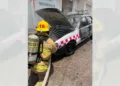 Bomberos controlaron el incendio de un taxi Nissan Tsuru que resultó con daños materiales de consideración en Huajuapan de León.