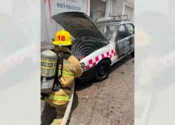 Bomberos controlaron el incendio de un taxi Nissan Tsuru que resultó con daños materiales de consideración en Huajuapan de León.