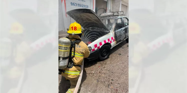 Bomberos controlaron el incendio de un taxi Nissan Tsuru que resultó con daños materiales de consideración en Huajuapan de León.