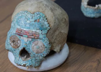 El cráneo de turquesa que volvió de Europa: INAH busca devolverle su historia en Oaxaca